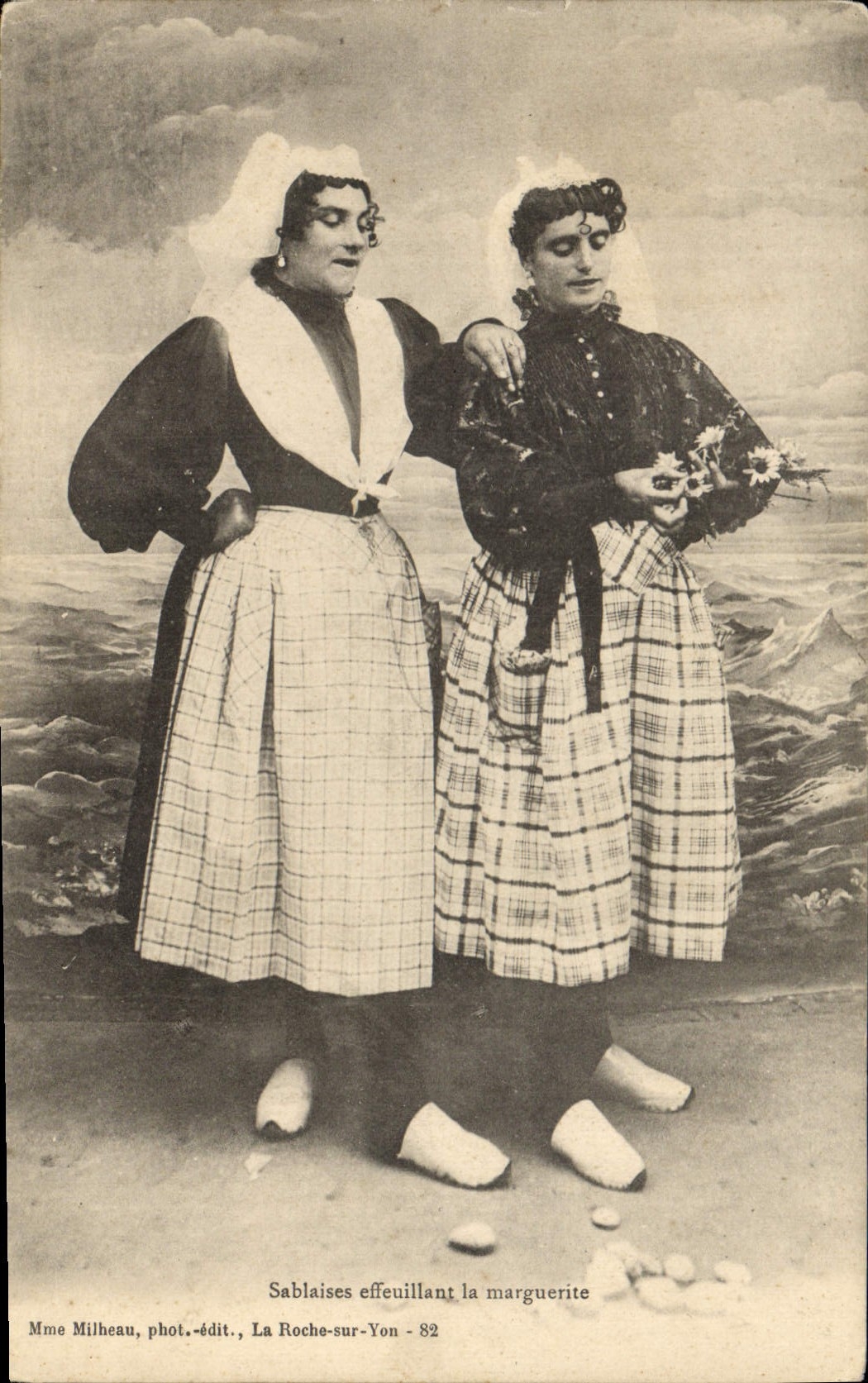 CPA Folklore Sablaises effeuillant la marguerite