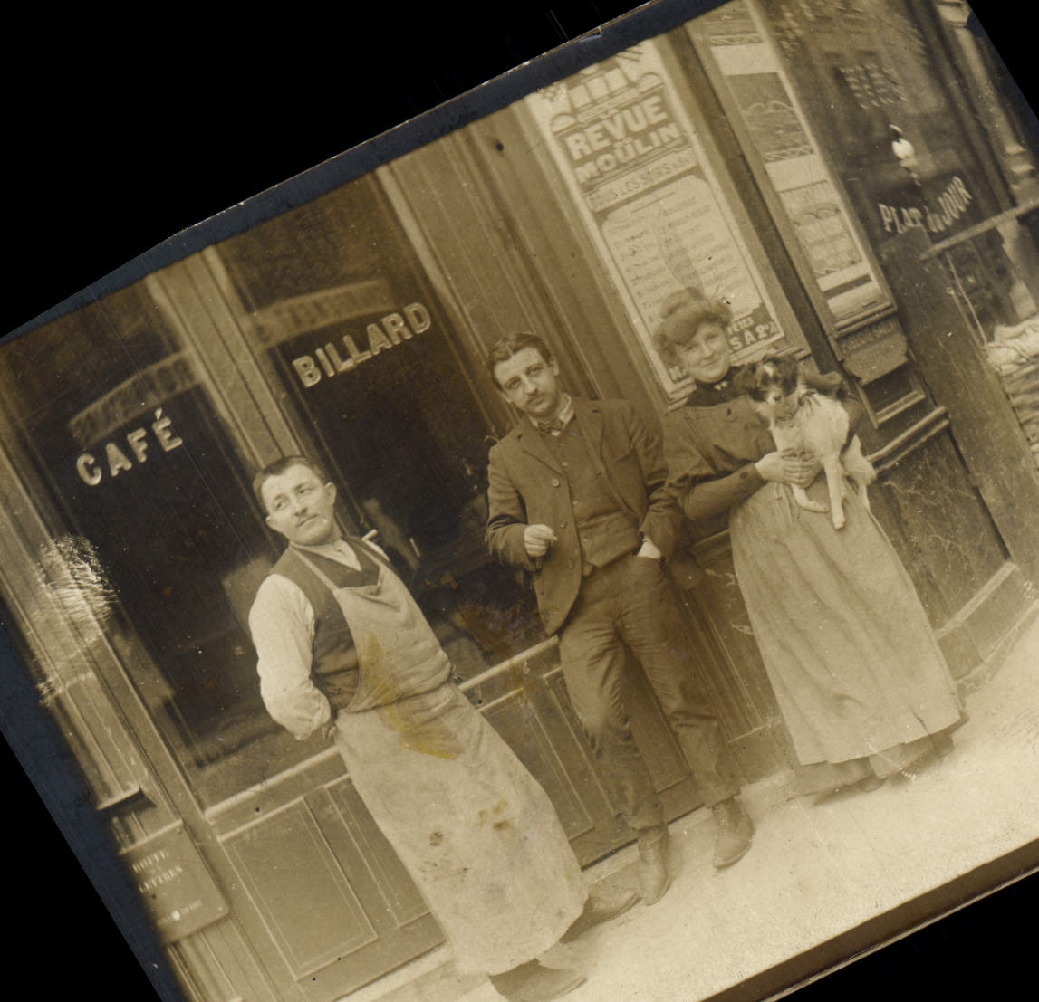 CARTE PHOTO Cafe Billard Chien