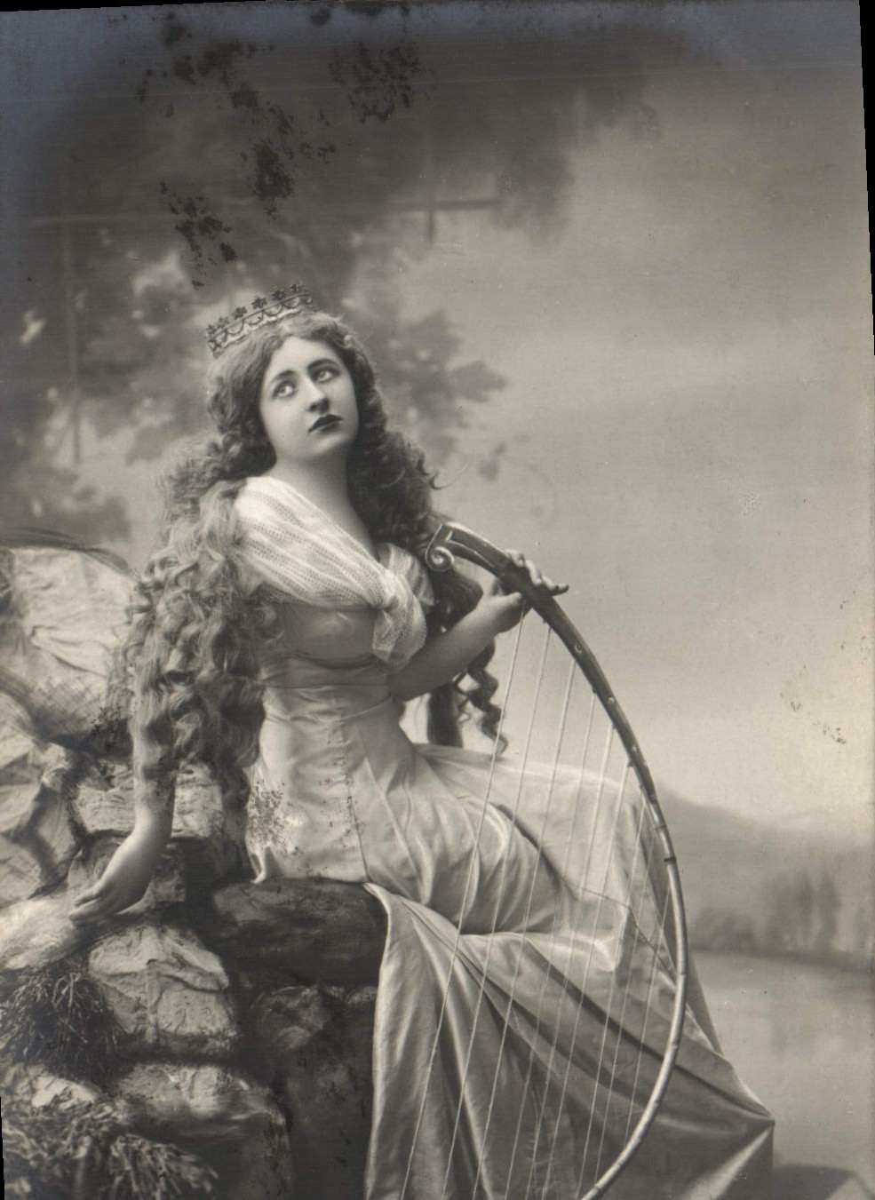 CPA Femme Musique 