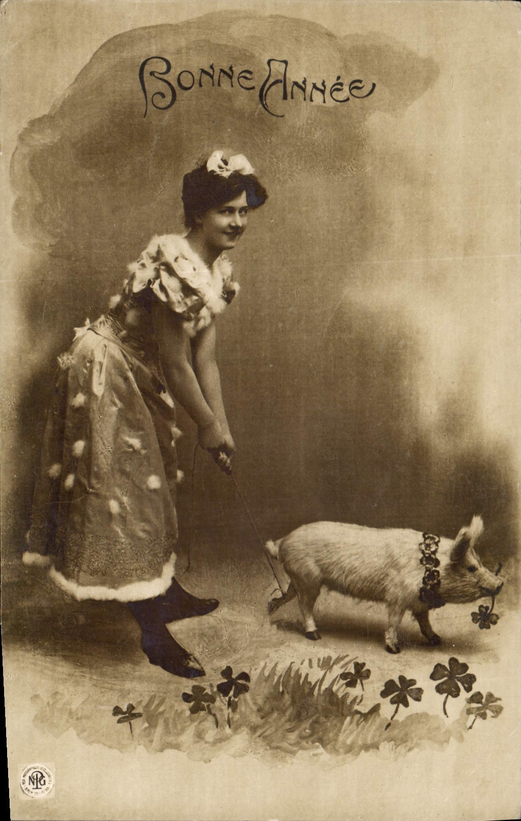 CPA Cochon Porc Femme Bonne annee