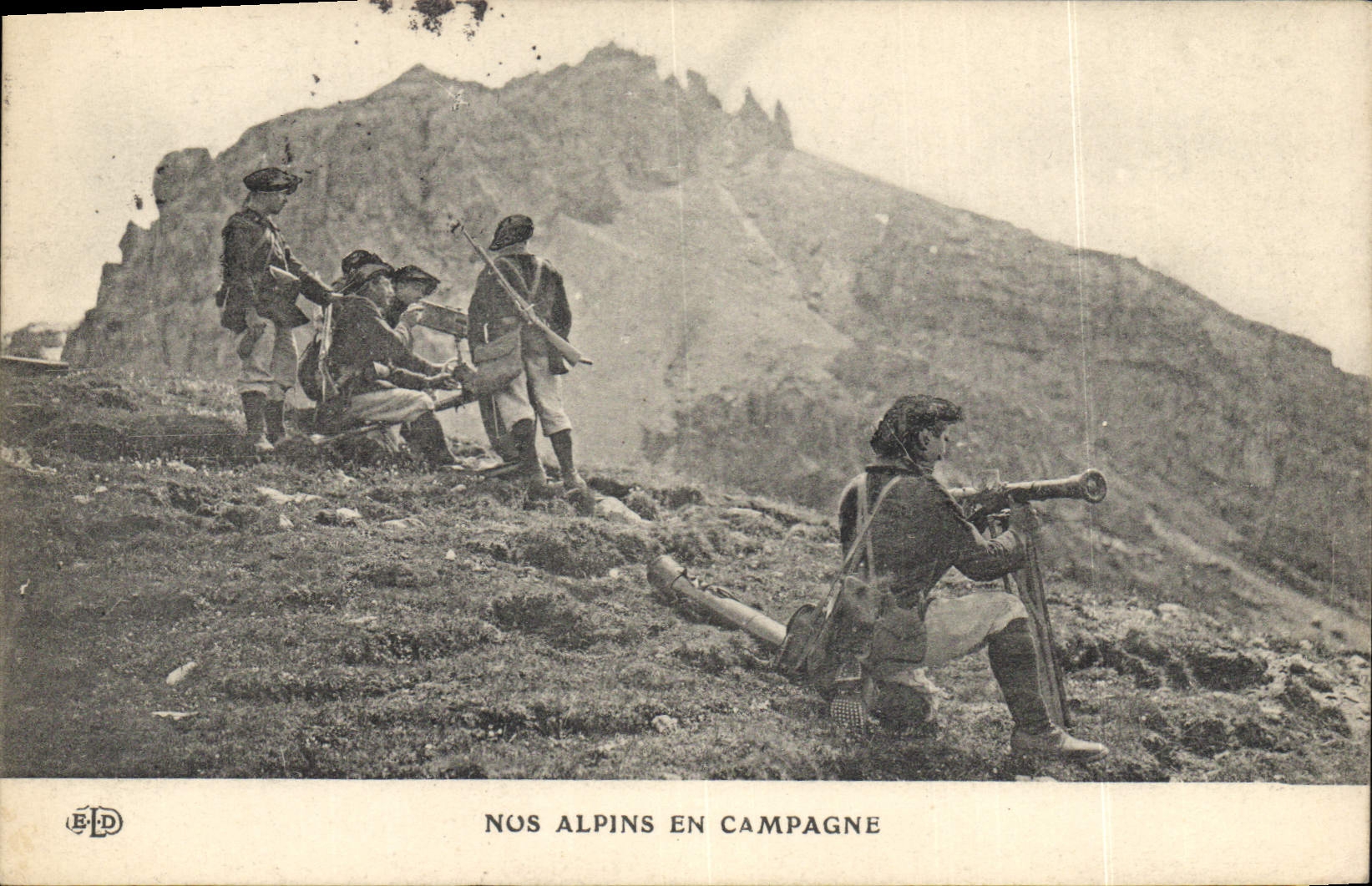CPA Militaria Chasseurs Alpins Nos Alpins en campagne 