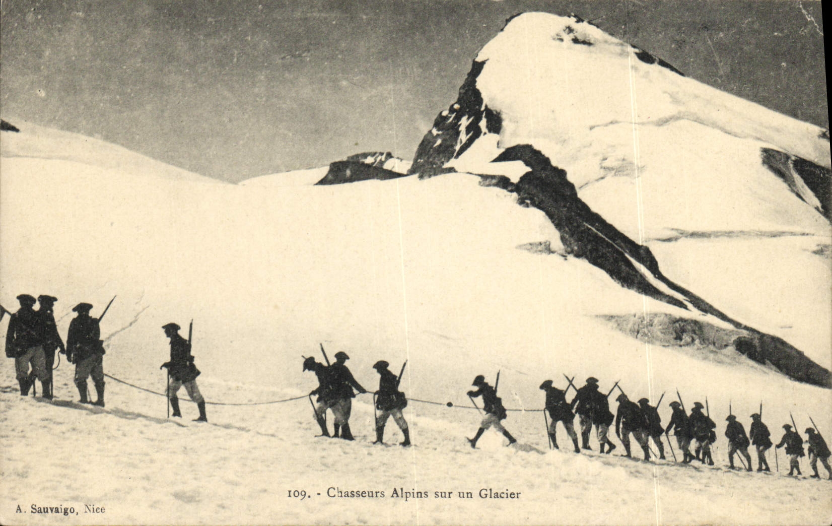 CPA Militaria Chasseurs Alpins sur un glacier
