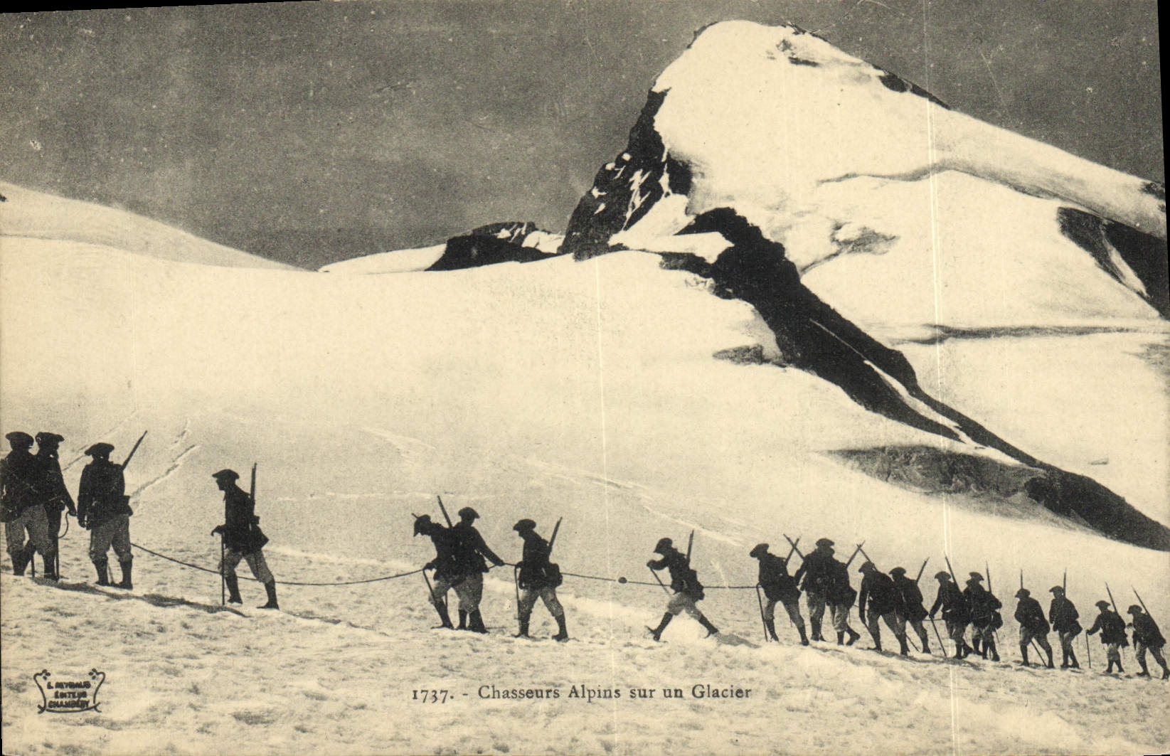CPA Militaria Chasseurs Alpins sur un glacier