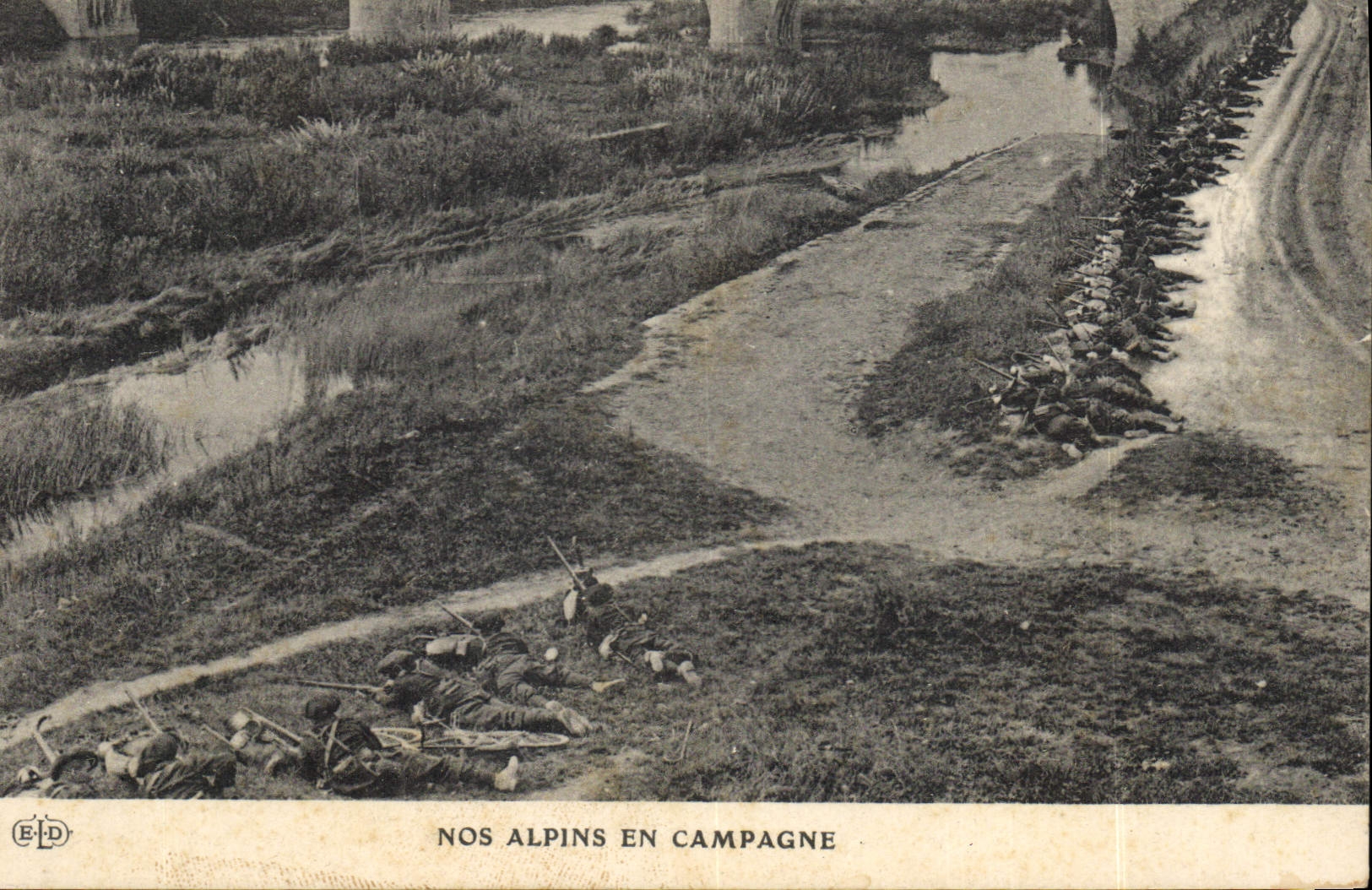 CPA Militaria Chasseurs Alpins Nos alpins en campagne