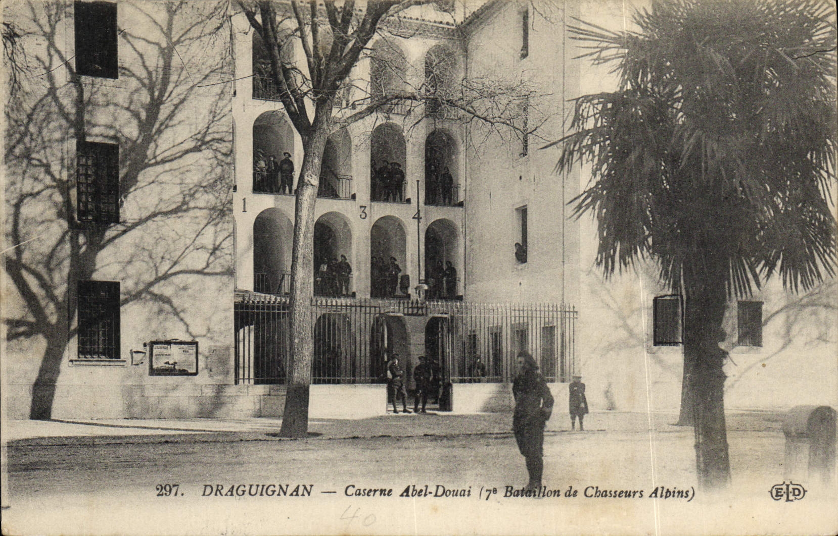CPA Militaria Chasseurs Alpins Draguignan Caserne Abel Douai 7eme bataillon de Chasseurs Alpins
