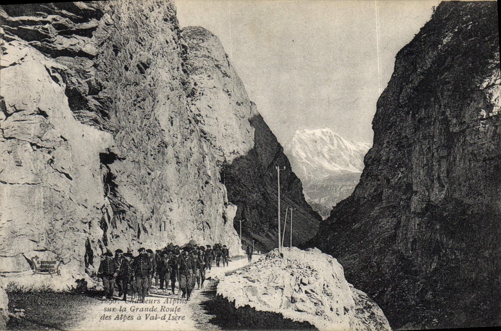 CPA Militaria Chasseurs Alpins sur la grande route des Alpes a Val d'Isere