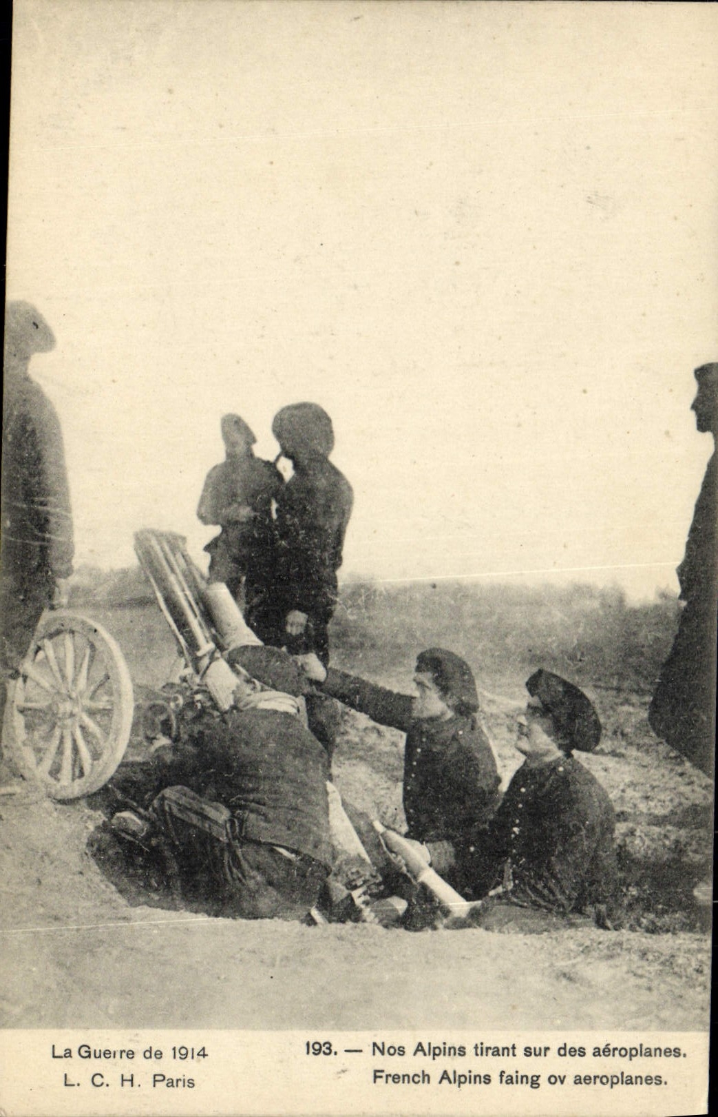 CPA Militaria Chasseurs Alpins Nos alpins tirant sur des aeroplanes