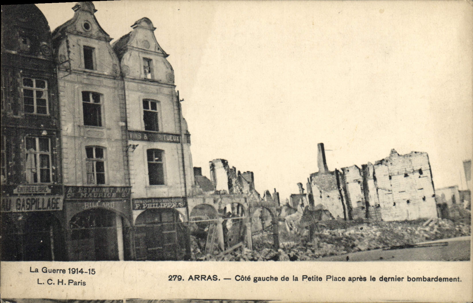 CPA Billard Arras Cote gauche de la Petite place apres le dernier bombardement Militaria