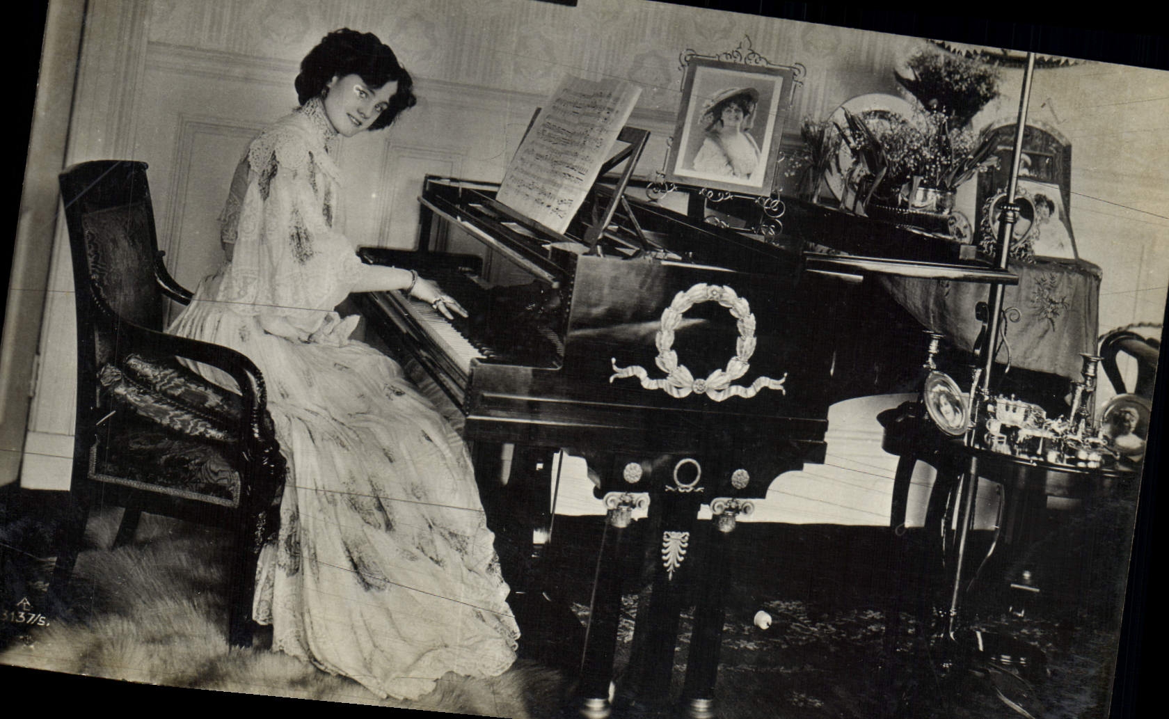 Postal Mujer al piano
