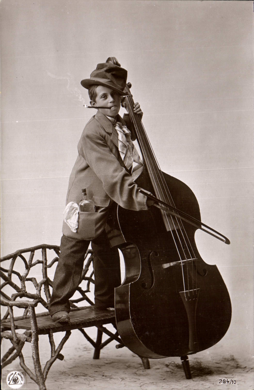 Postal Niño Contrabajo