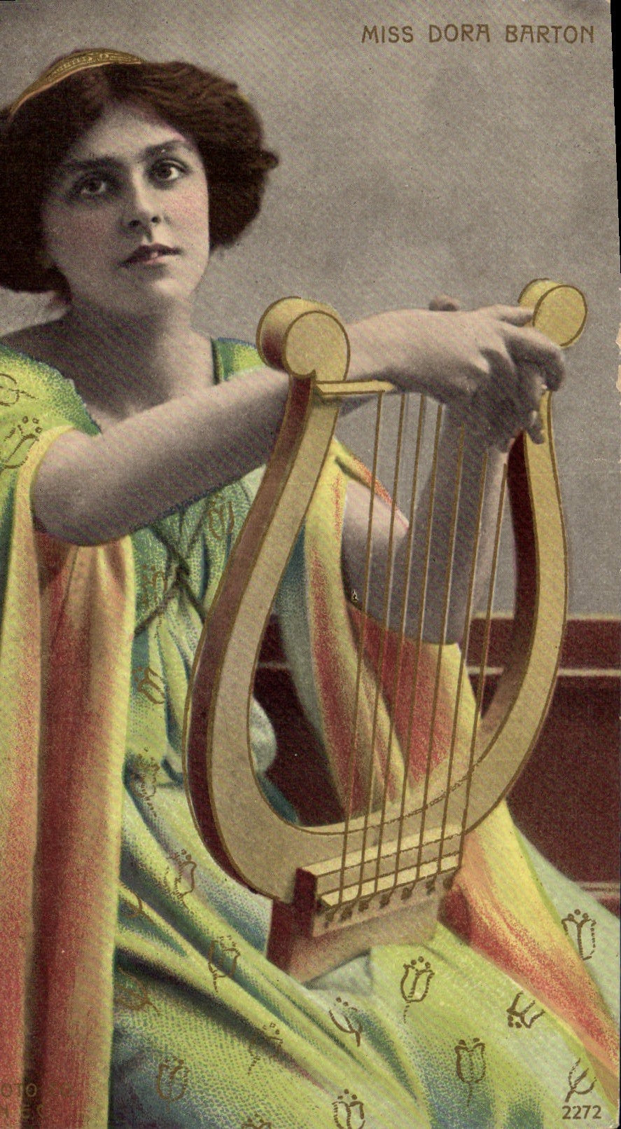 Postal Senorita doró a Barton