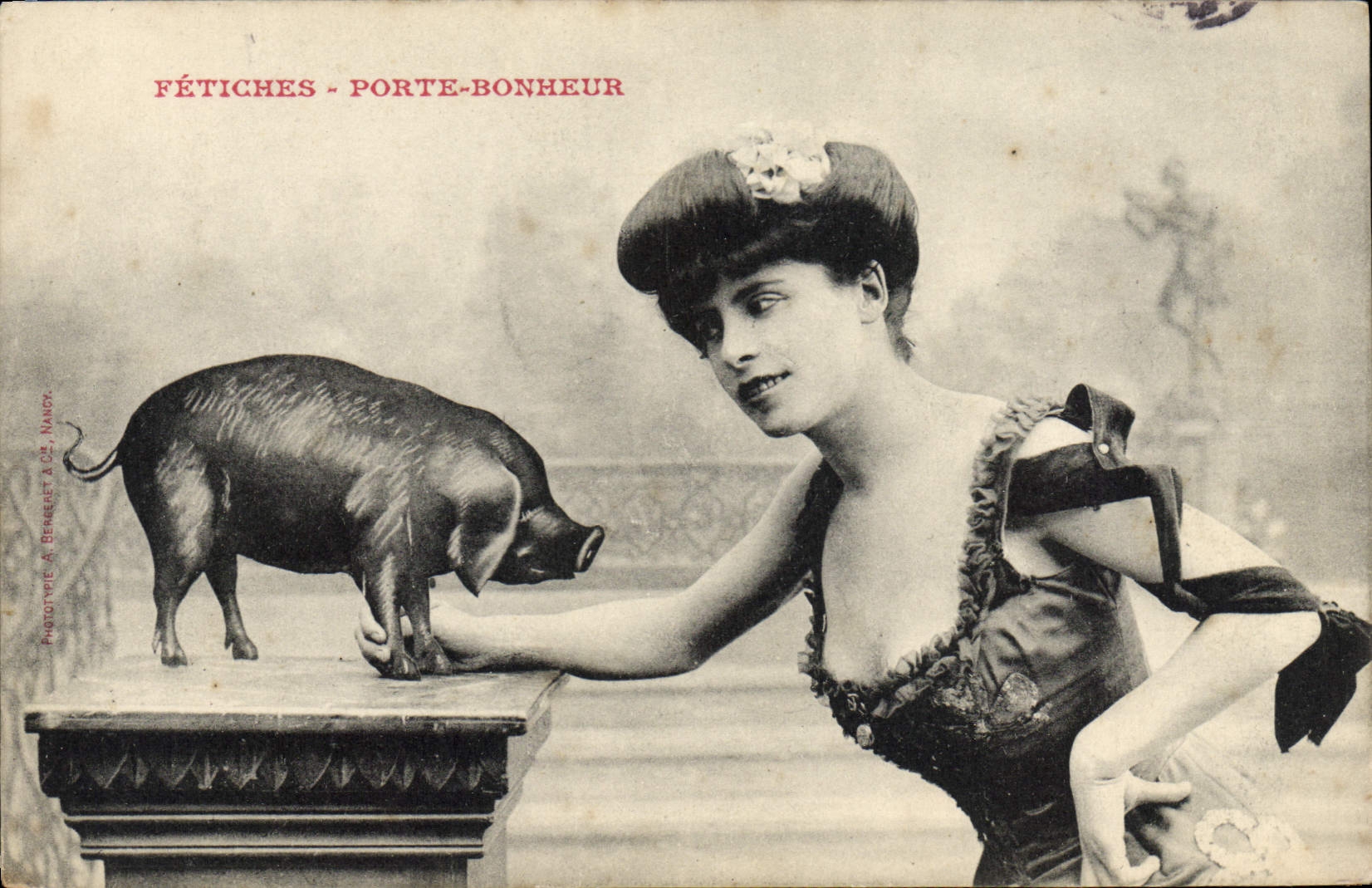 CPA Cochon Porc Femme 