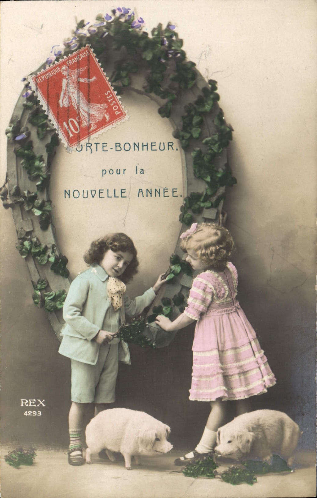 CPA Cochon Porc Enfants Fleurs Fer a cheval 