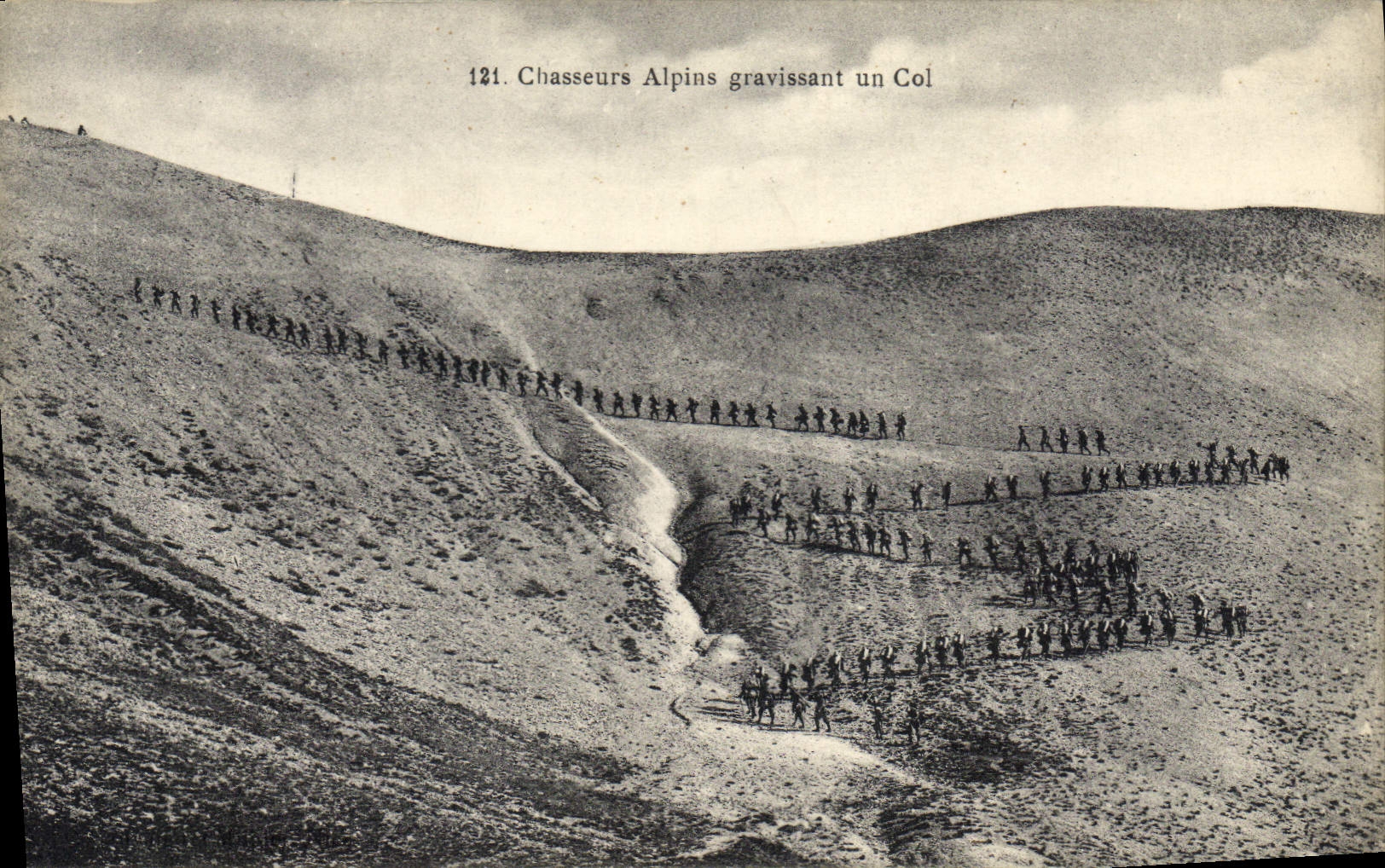CPA Militaria Chasseurs alpins gravissant un col 