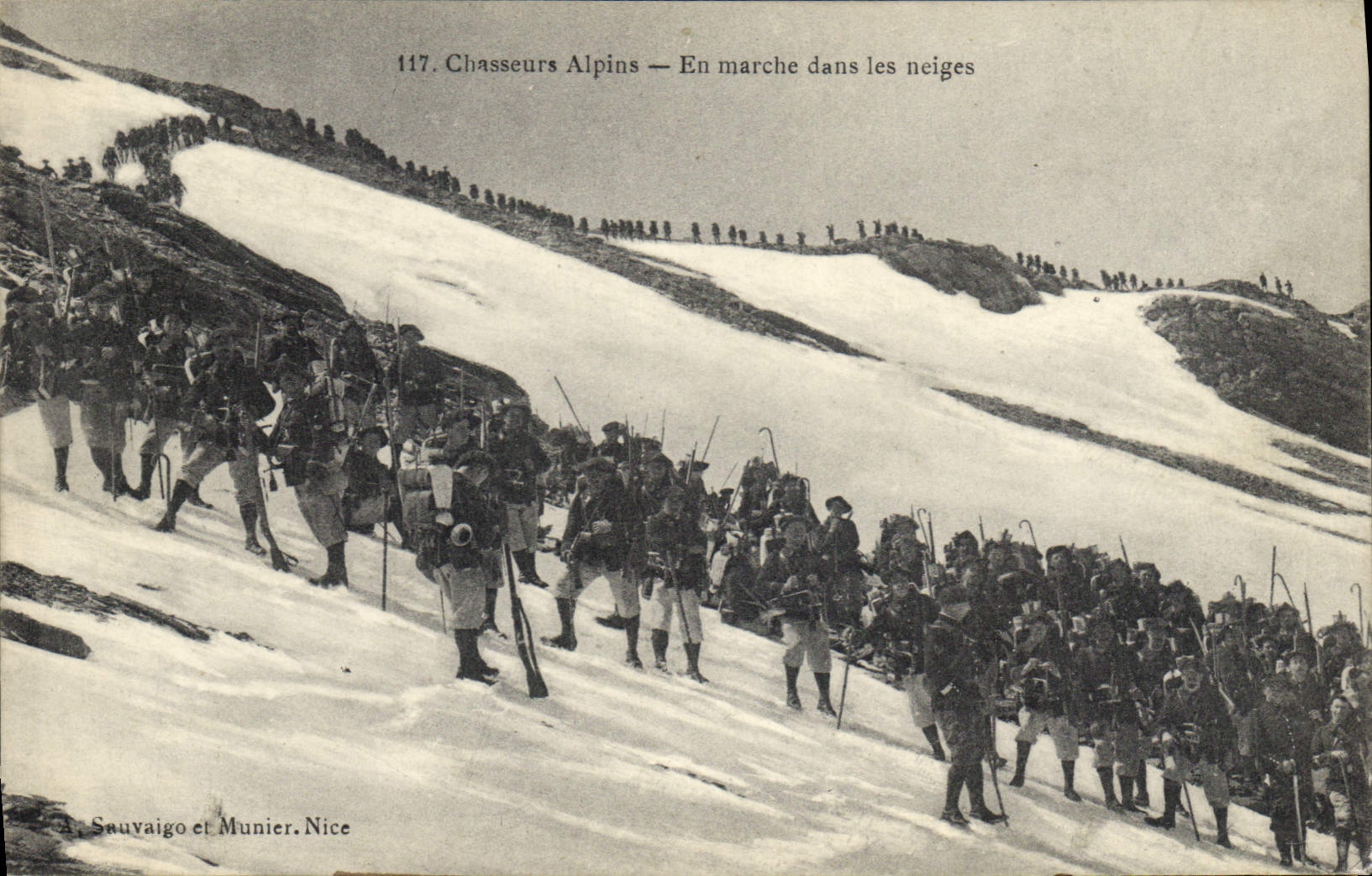 CPA Militaria Chasseurs alpins En marche dans les neiges 