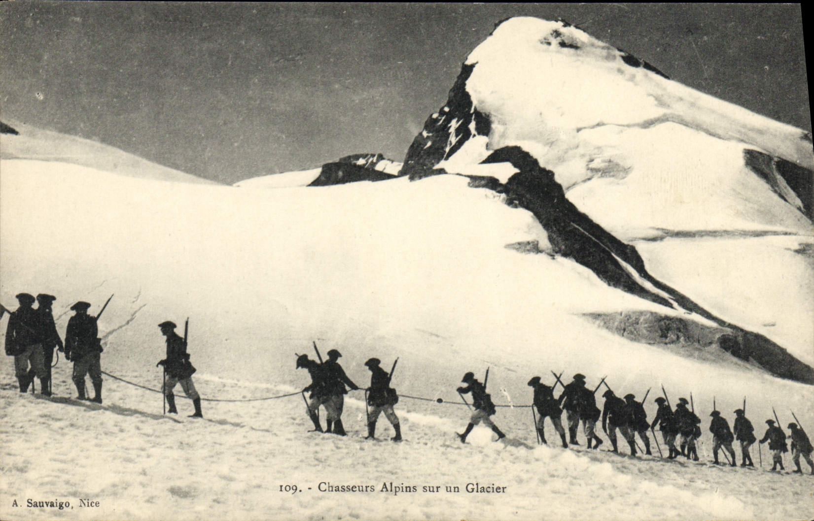 CPA Militaria Chasseurs alpins sur un glacier 
