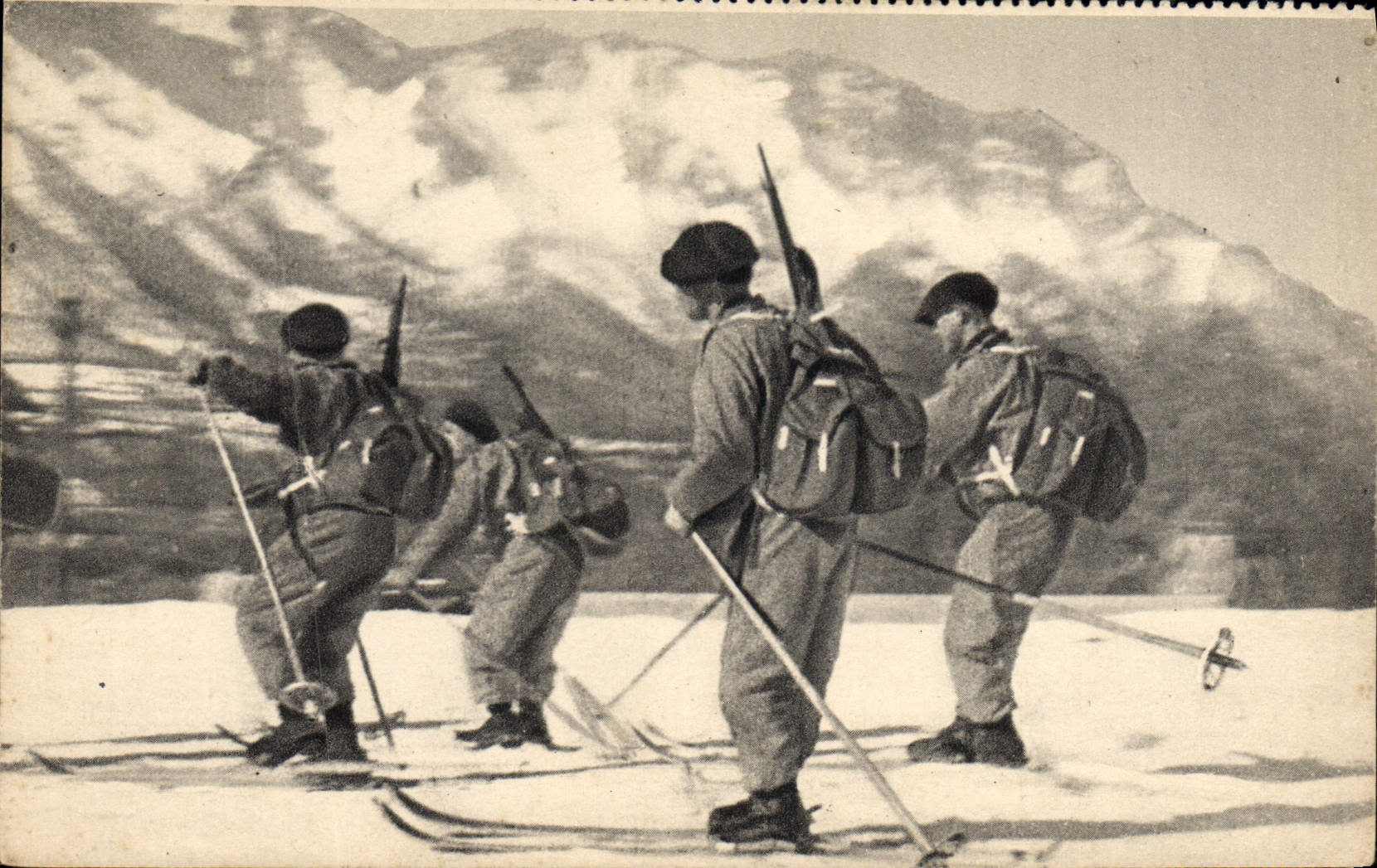 CPA Militaria Chasseurs alpins Eclaireurs skieurs Ski 