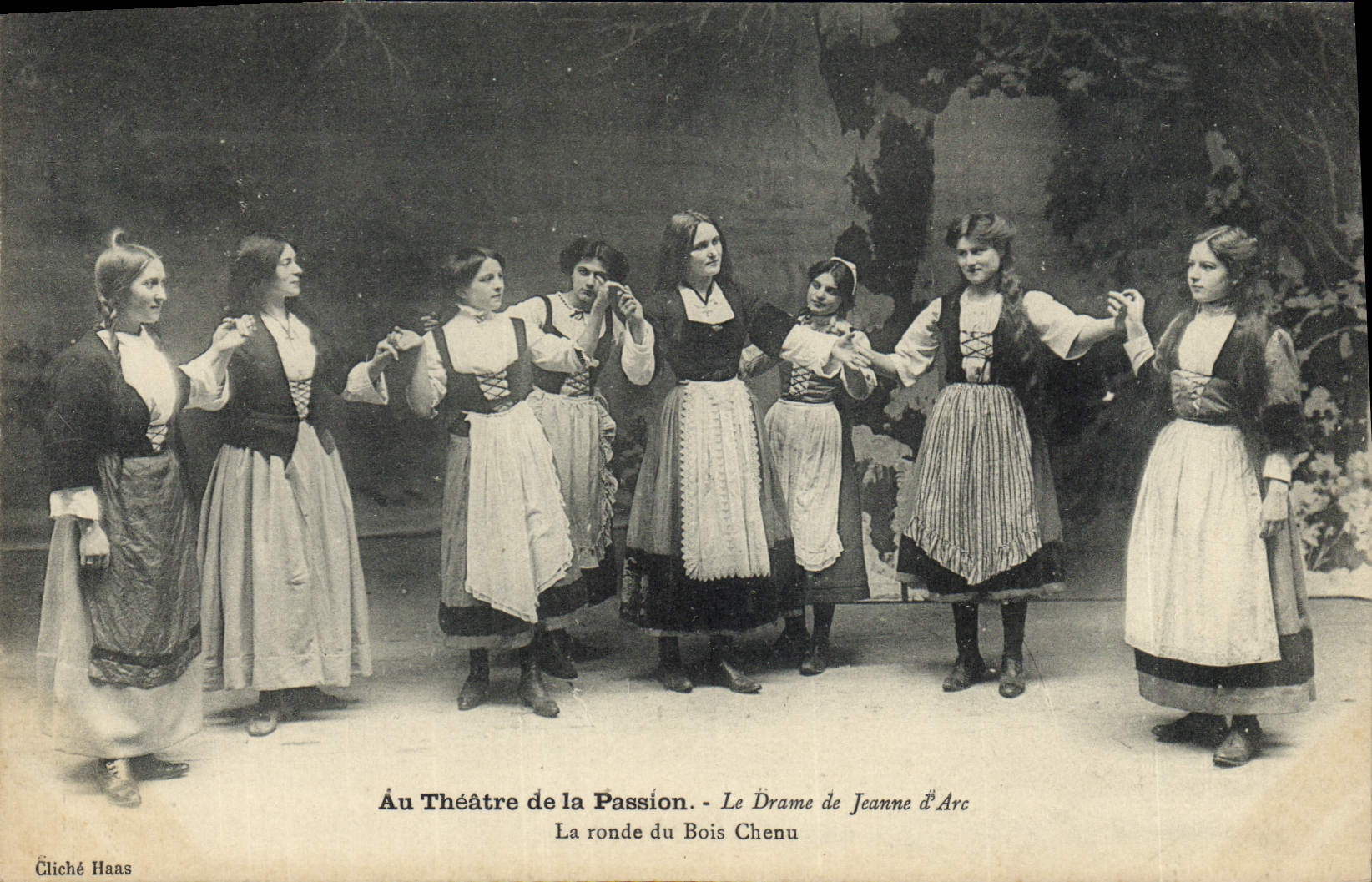 CPA Au Theatre de la passion Le drame de Jeanne d'Arc La ronde du Bois Chenu