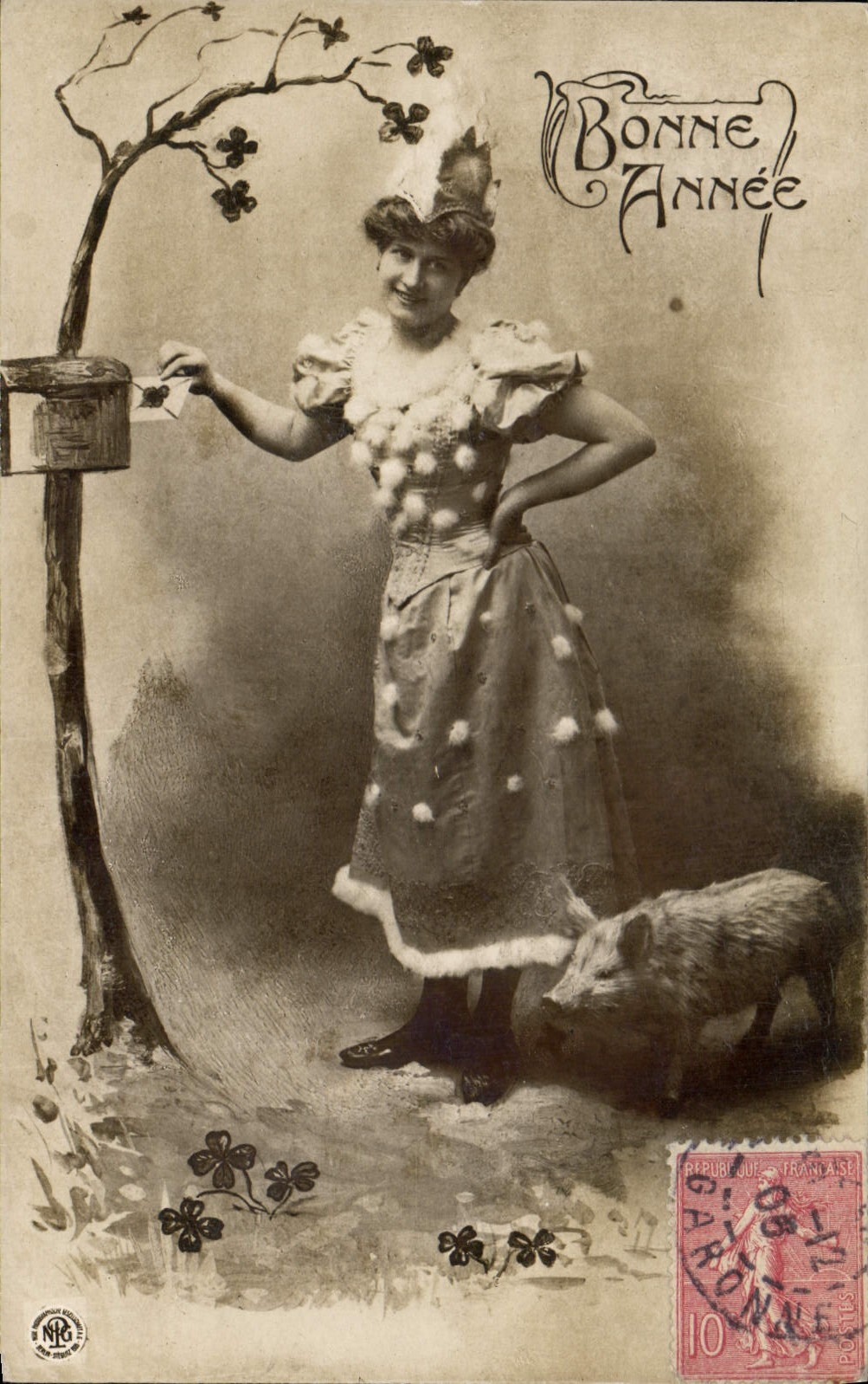 CPA Cochon Porc Femme 