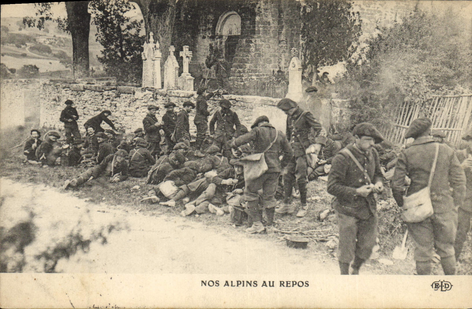 CPA Militaria Chasseurs alpins au repos 
