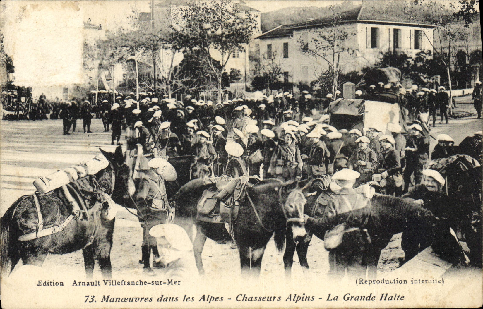 CPA Militaria Chasseurs alpins Manoeuvres dans les Alpes La grande halte