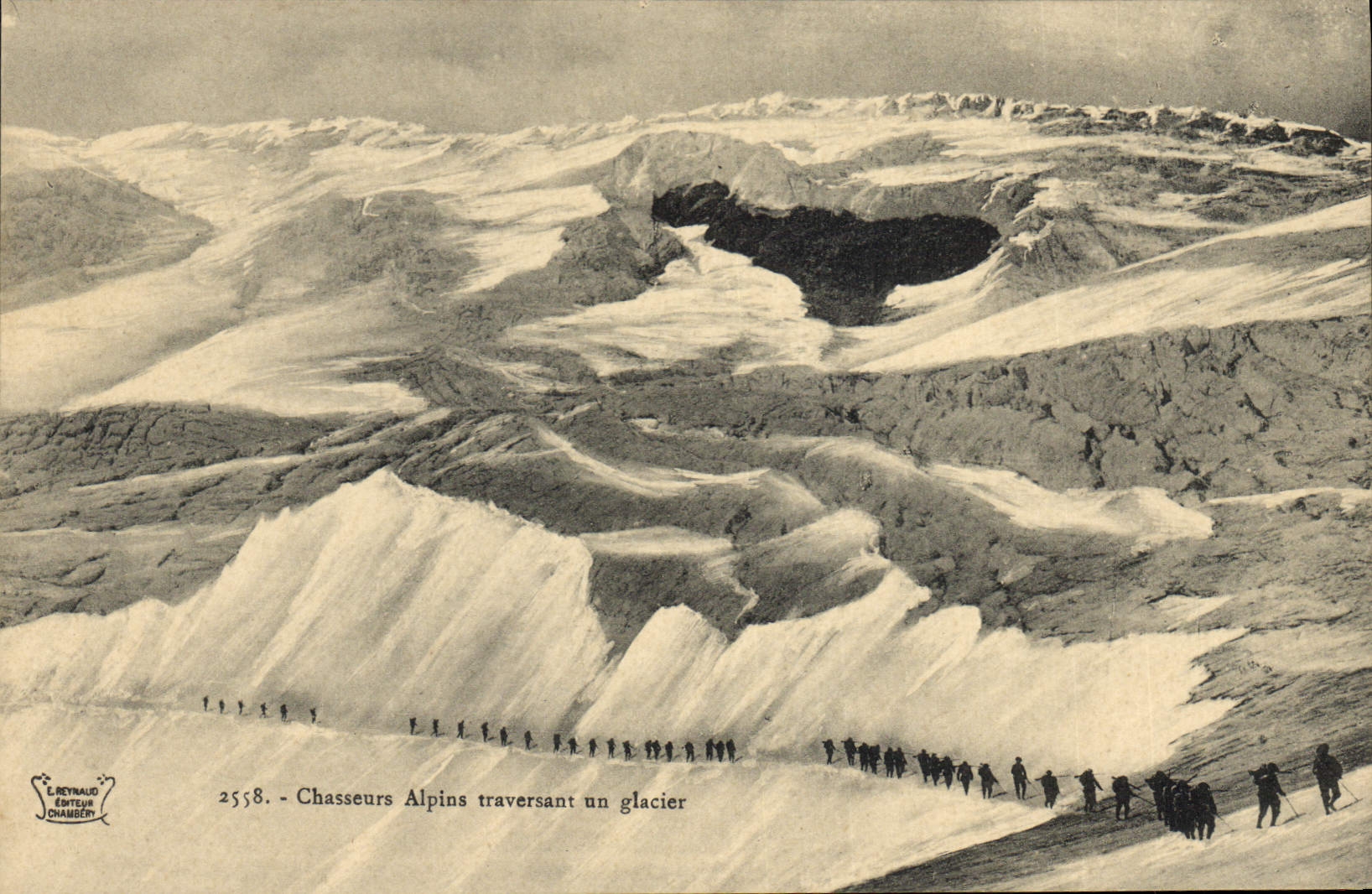CPA Militaria Chasseurs alpins traversant un glacier