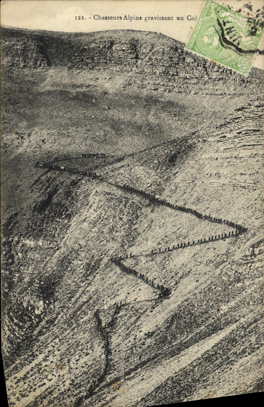 CPA Militaria Chasseurs alpins gravissant un col