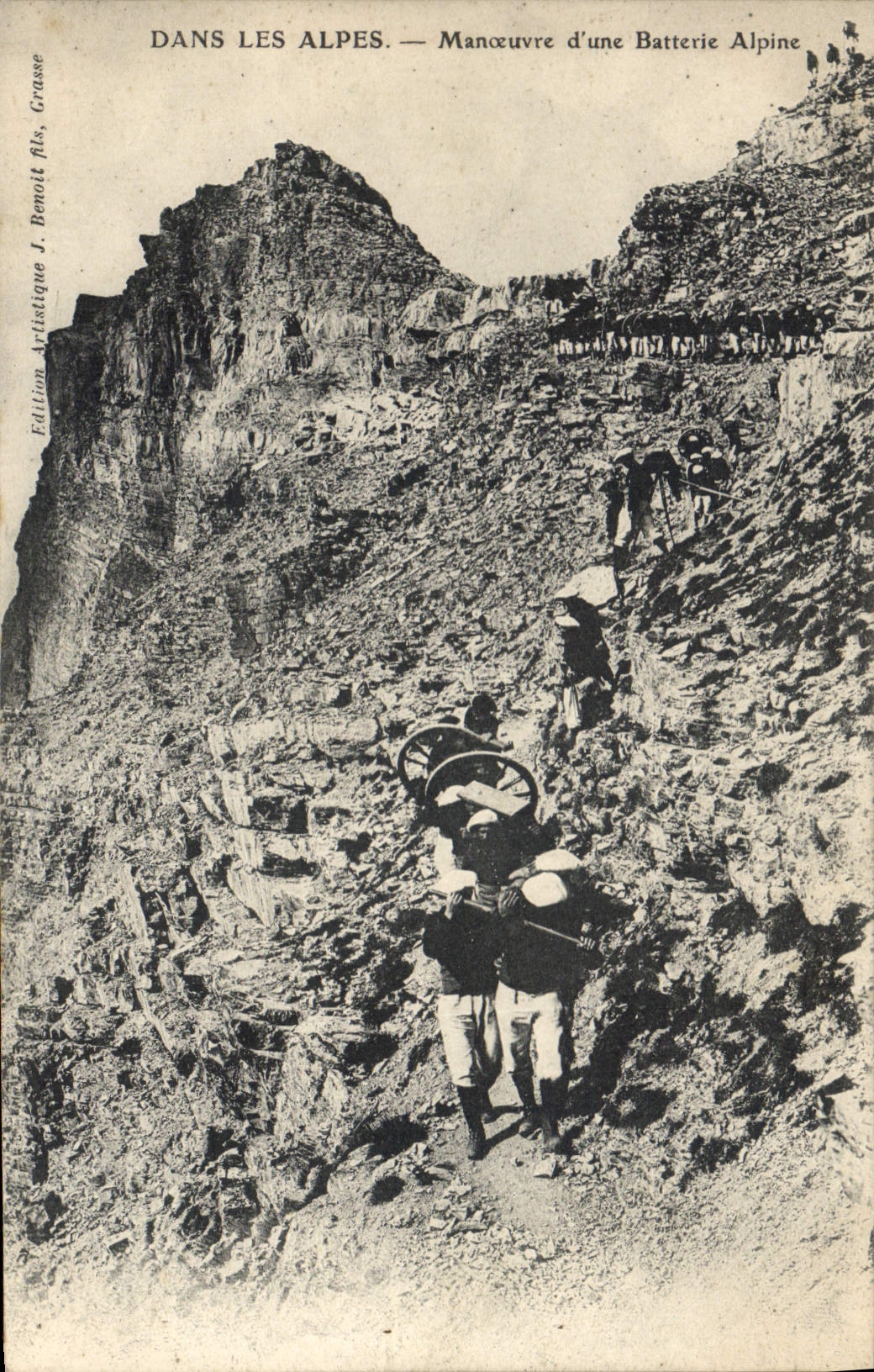 CPA Militaria Chasseurs alpins Dans les Alpes manoeuvres d'une batterie alpine