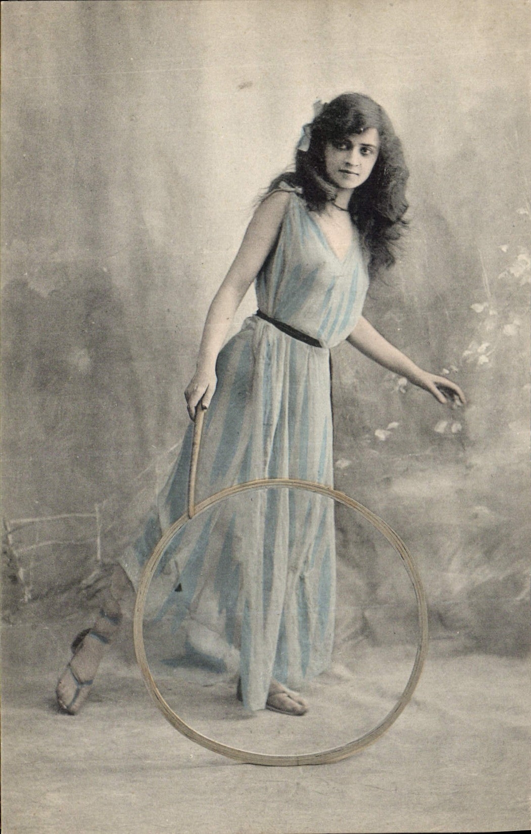 CPA Femme Cerceau 