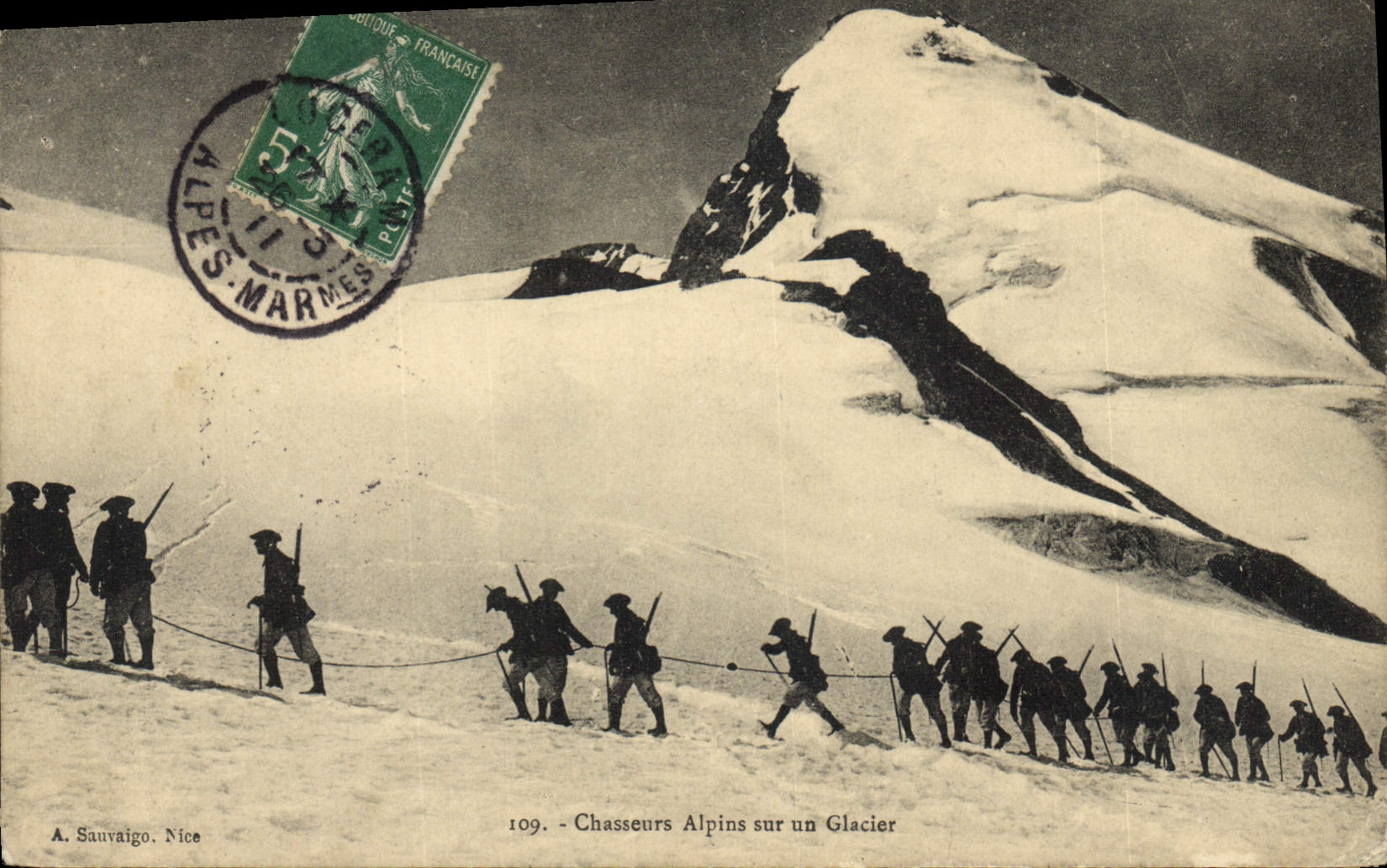 CPA Militaria Chasseurs alpins sur un glacier