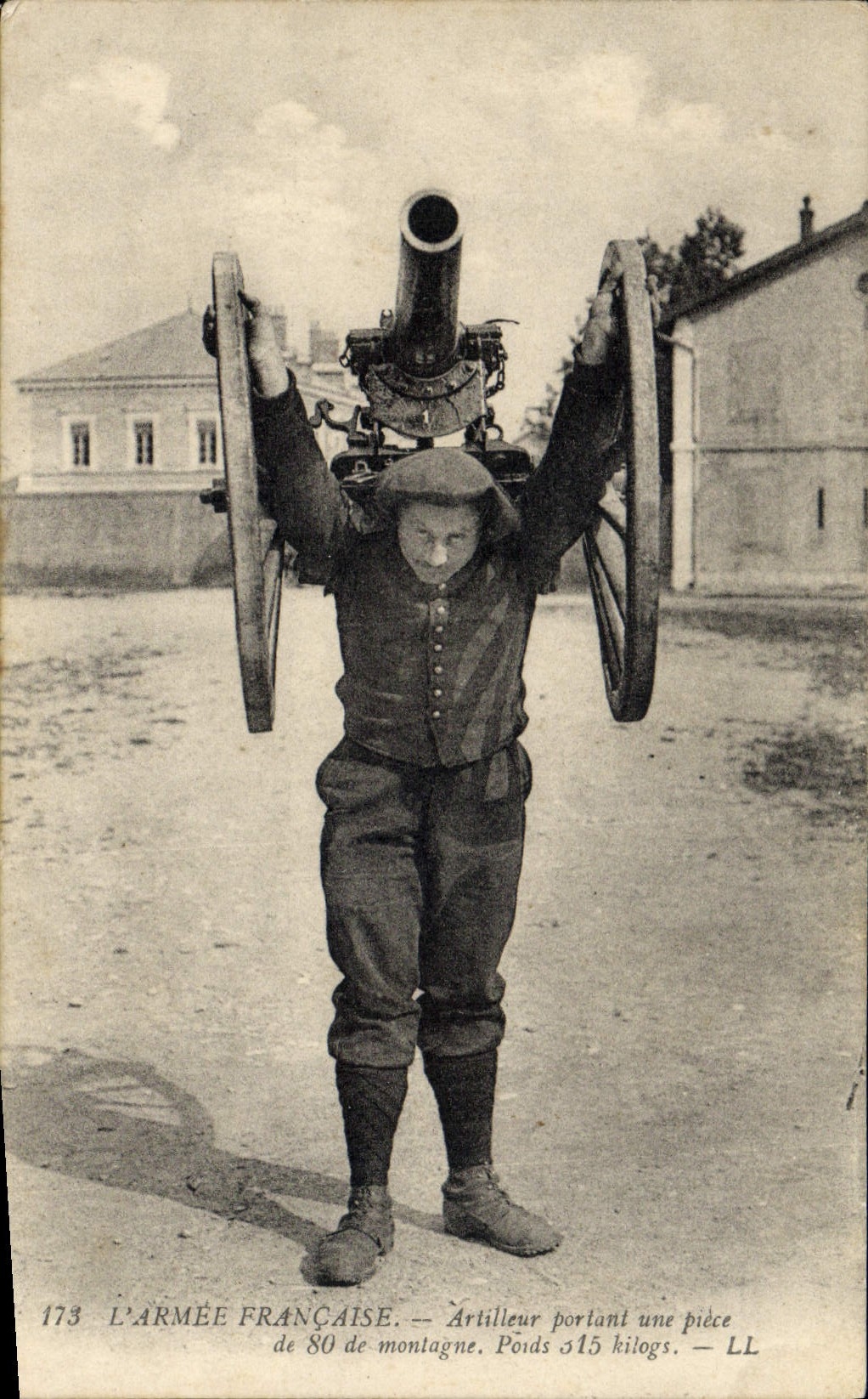 CPA Militaria Chasseurs alpins Artilleur portant une piece de 80 en montagne