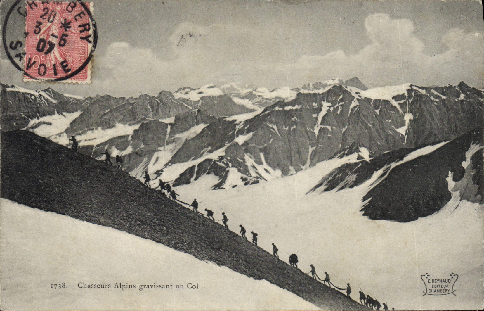 CPA Militaria Chasseurs alpins gravissant un col