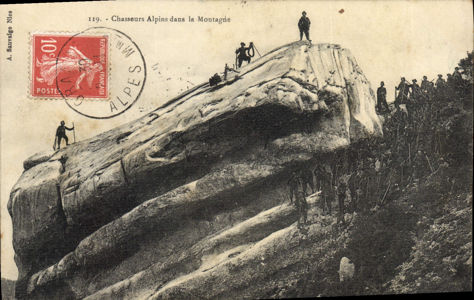 CPA Militaria Chasseurs alpins dans la montagne