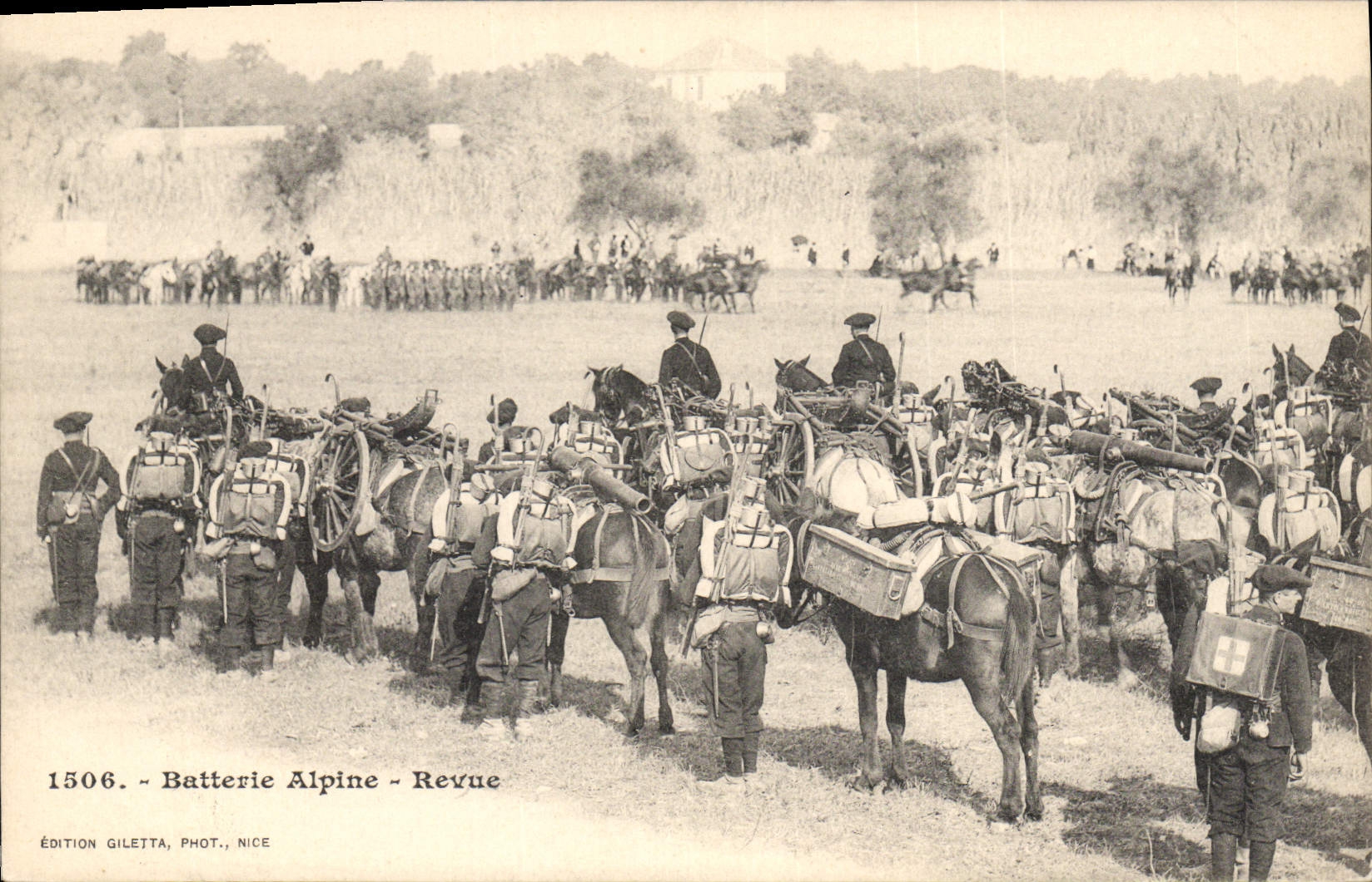 CPA Militaria Chasseurs alpins Batterie alpine Revue