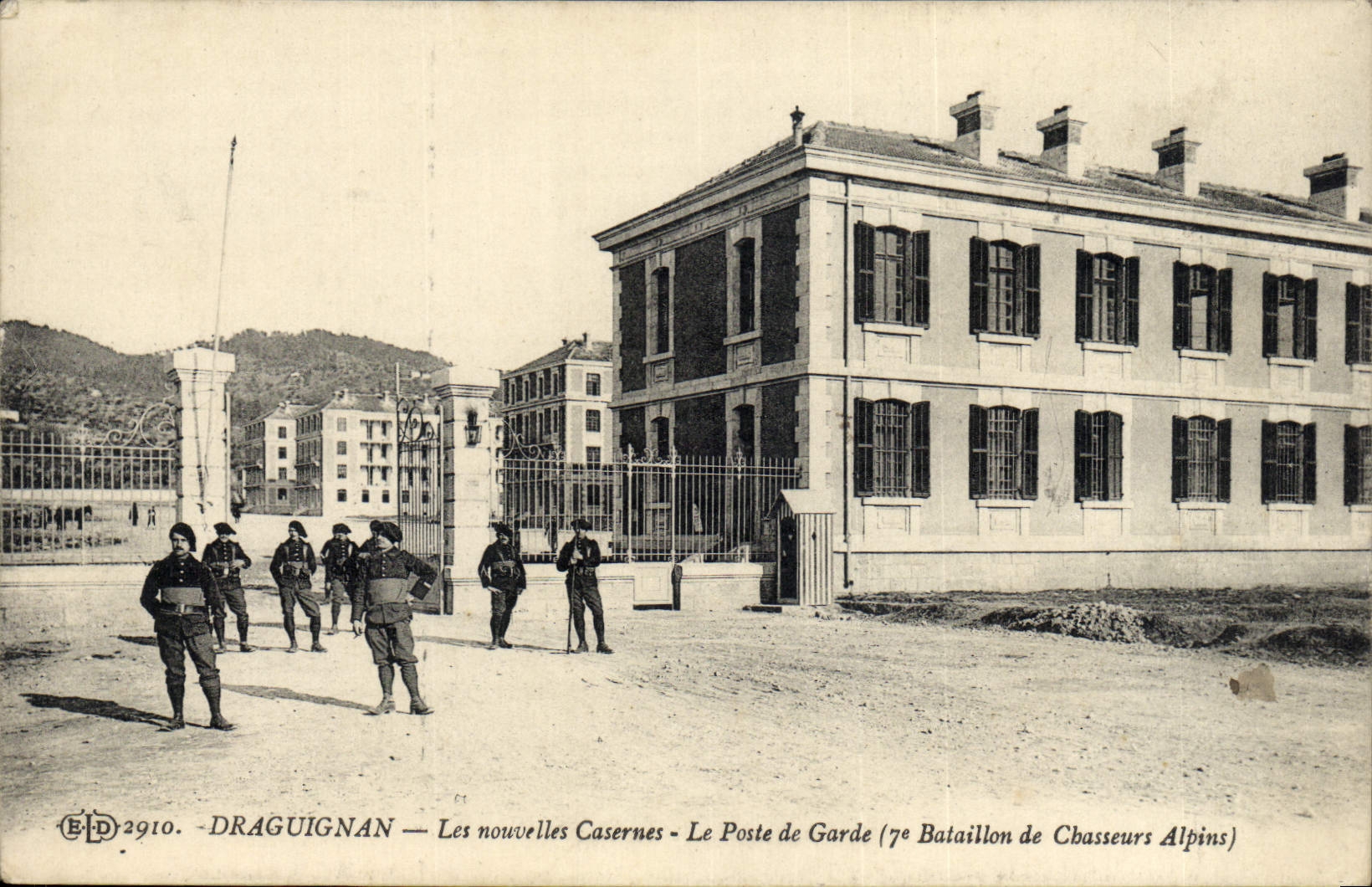 Vintage Postcard Militaria Draguignan Alpine hunters new barracks the guardroom 7th Battalion