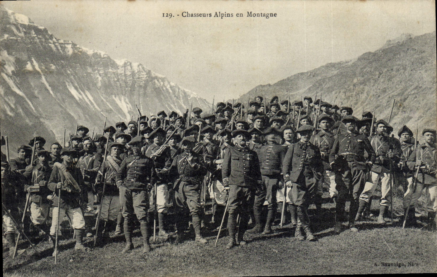 CPA Militaria Chasseurs alpins en montagne