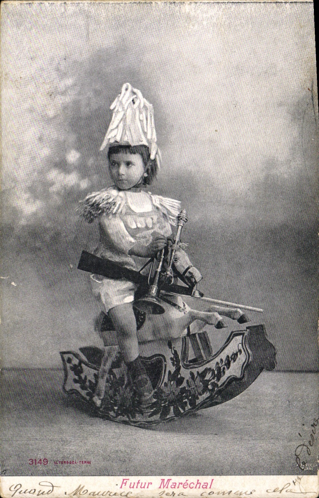 CPA Enfant Jeu Cheval Fusil 