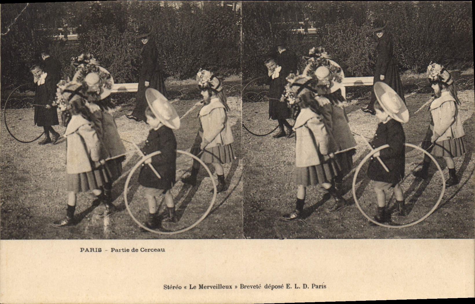 CPA Paris Partie de cerceau Enfants 