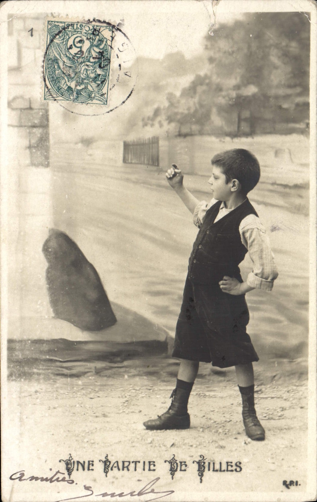 CPA Enfant Une partie de bille