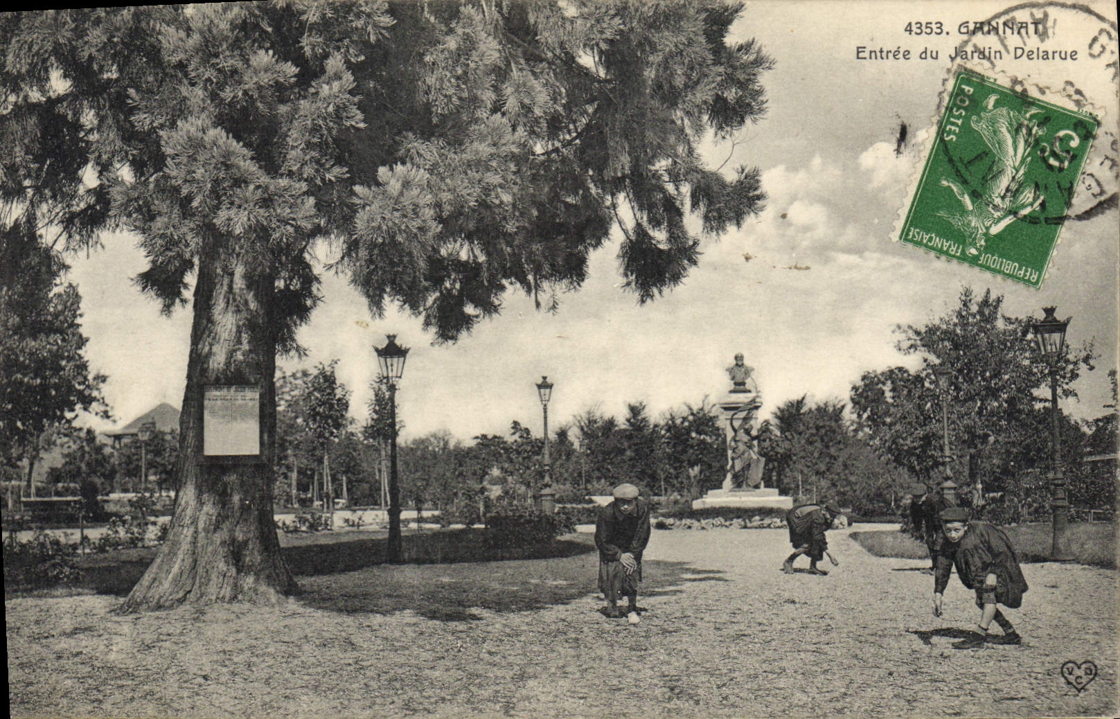 CPA Gannat Entree du jardin Delarue Enfants