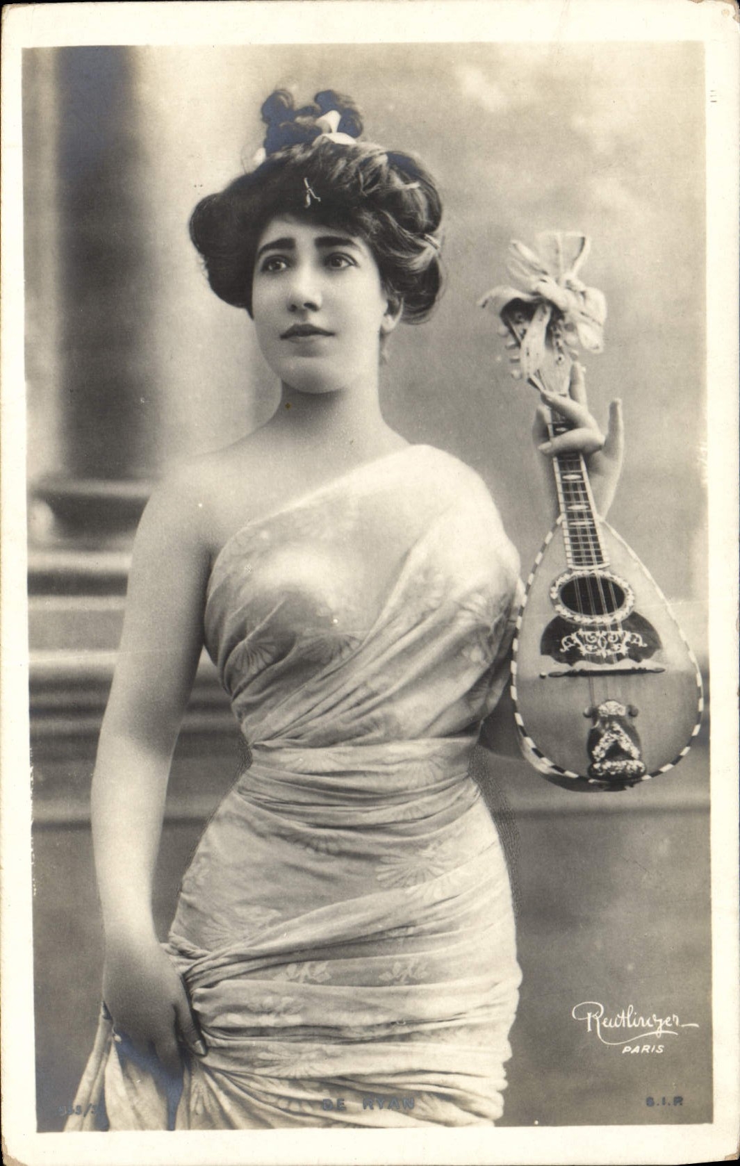 Postal Mujer Mandolina