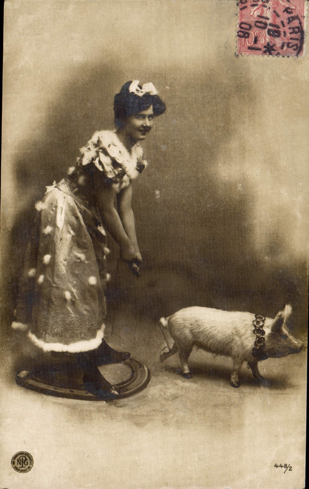 CPA Cochon Porc Femme Fer a cheval 