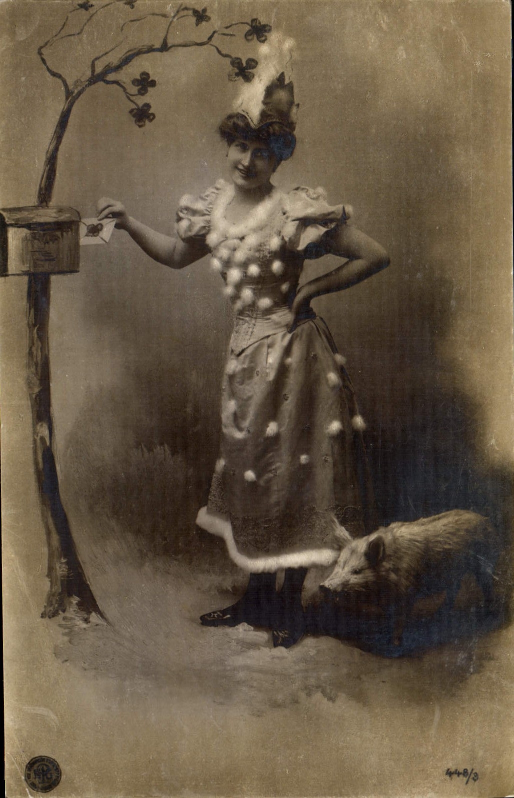 CPA Cochon Porc Femme 