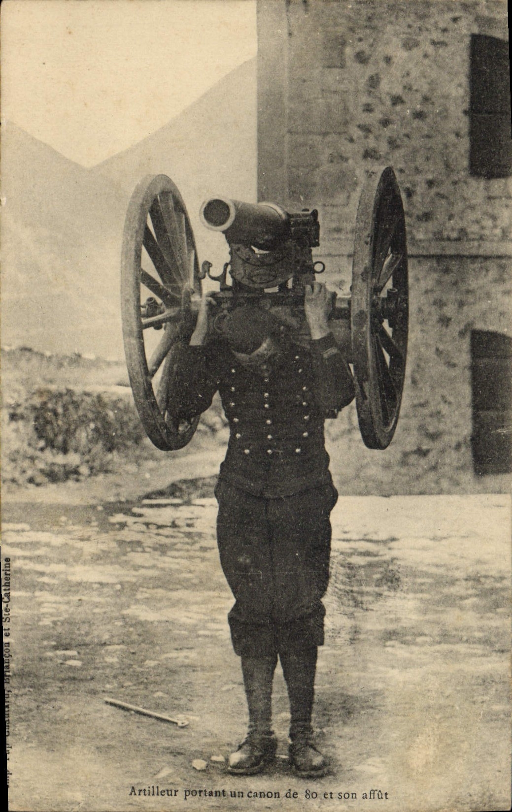 Vintage Postcard Militaria Alpine hunters Artillerist carrying a gun of 80 and its mounting