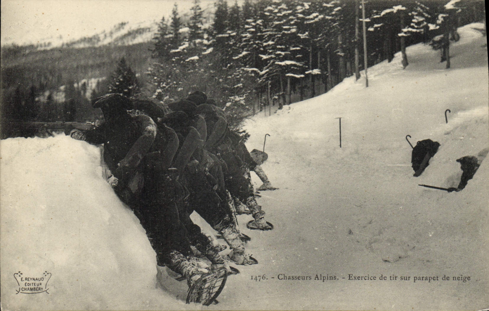 CPA Militaria Chasseurs Alpins Exercice de tir sur parapet de neige Raquettes