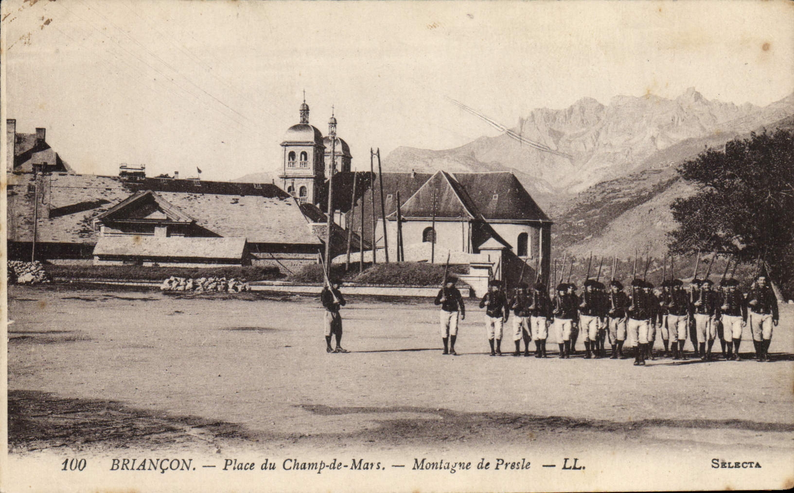 CPA Militaria Chasseurs Alpins Briancon Place du Champ de Mars Montagne de Presle