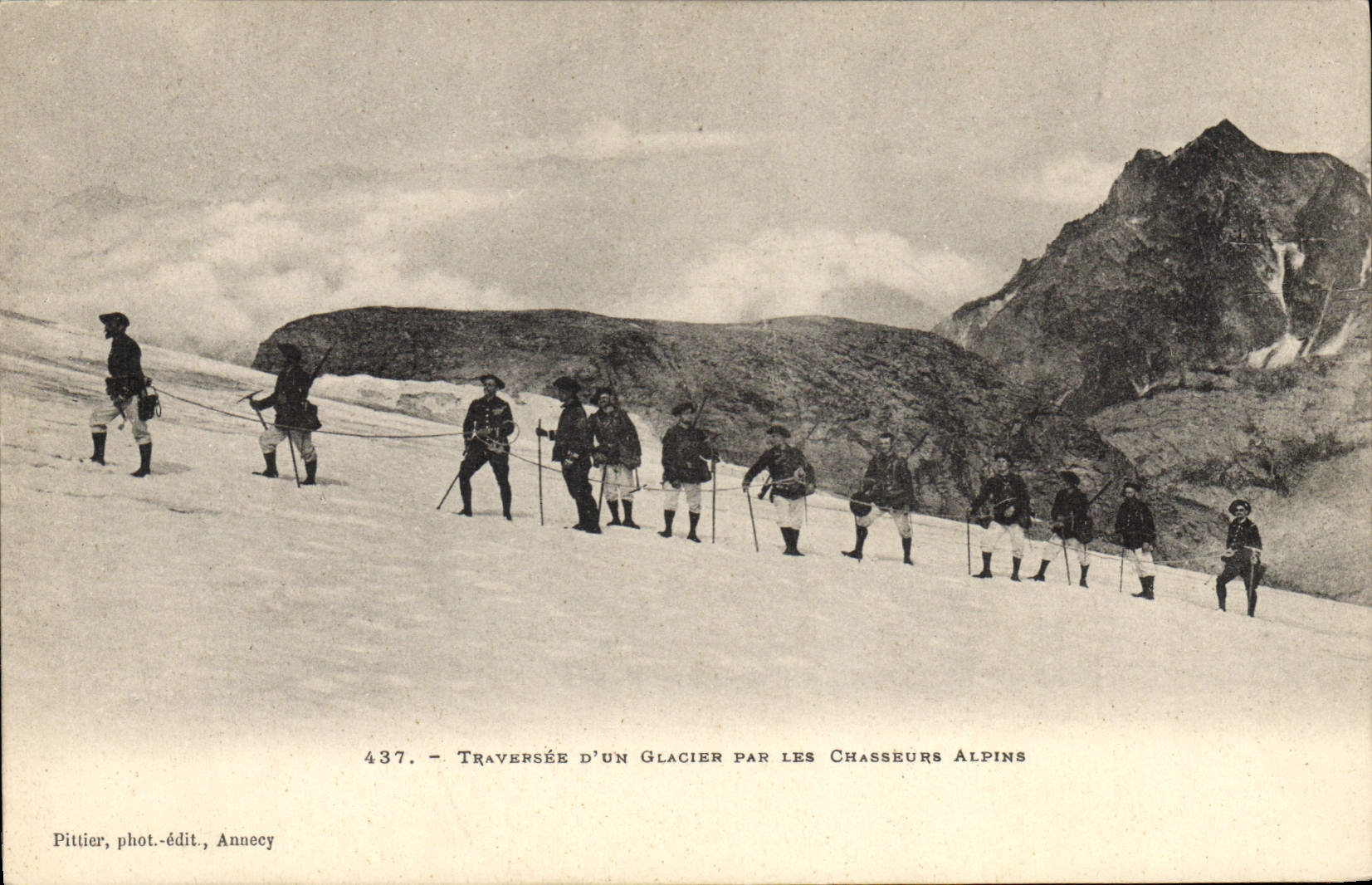 Vintage Postcard Militaria Alpine hunters Crossed of a glacier by the Alpine hunters