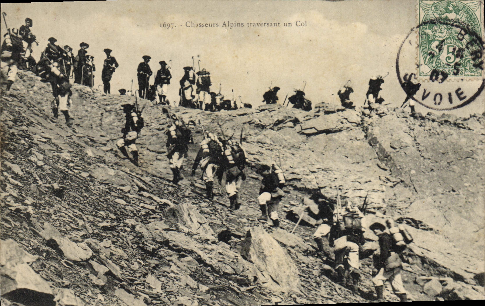 CPA Militaria Chasseurs Alpins traversant un col