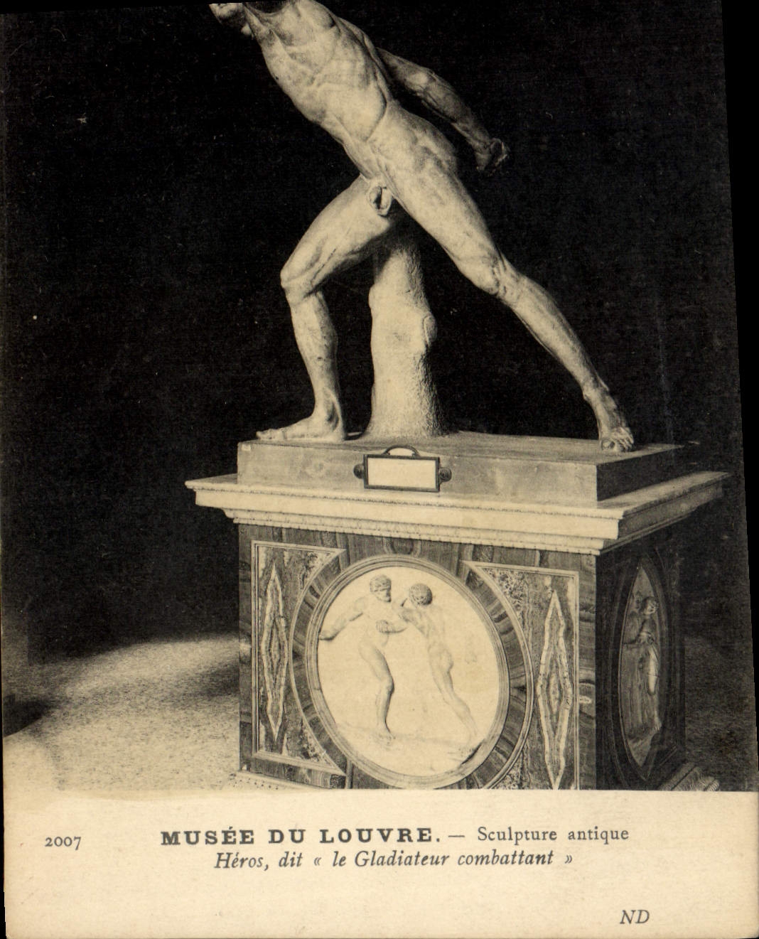 CPA Paris Musee du Louvre Heros dit Le Gladiateur combattant
