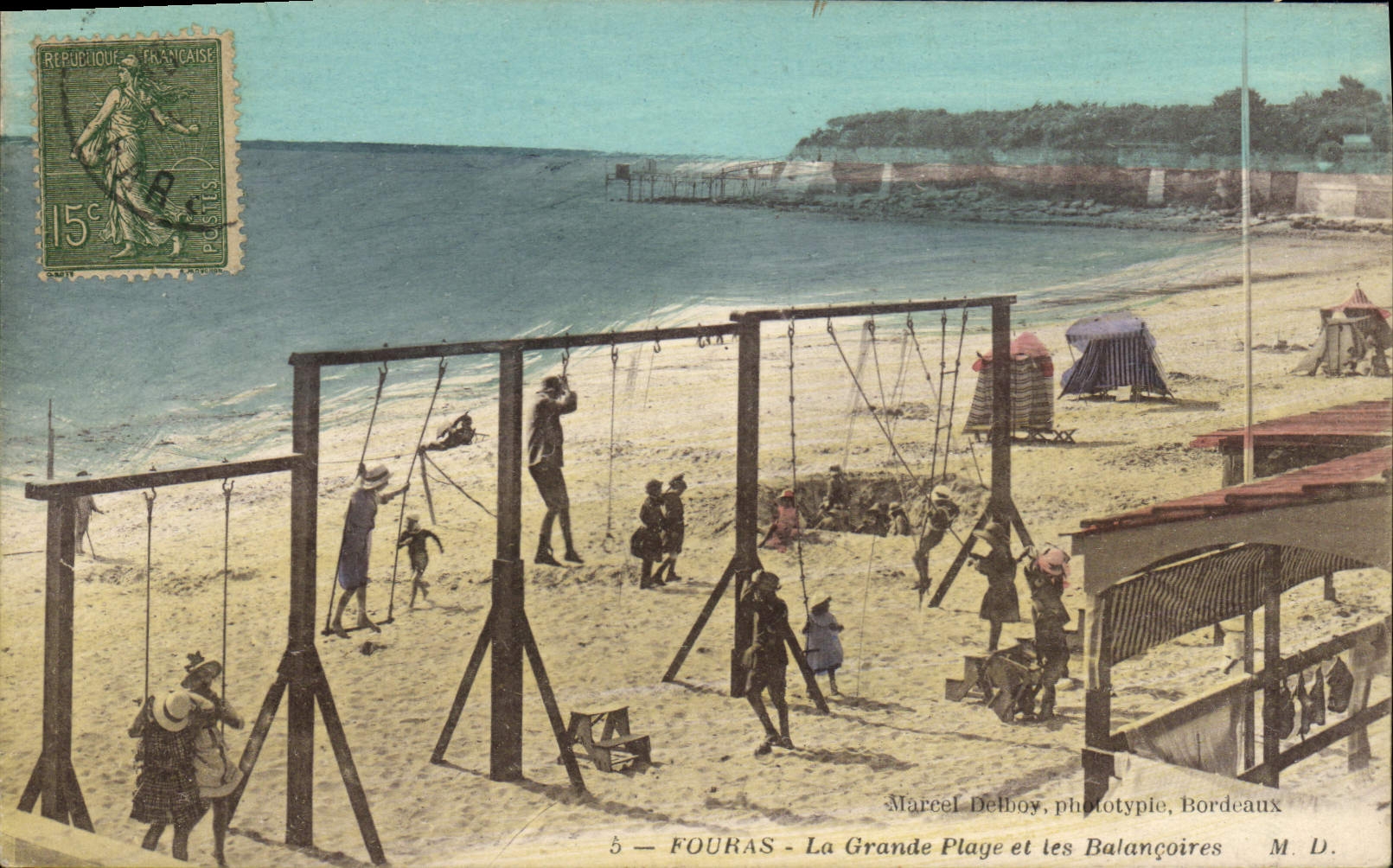 CPA Fouras La grande plage et les balancoires 